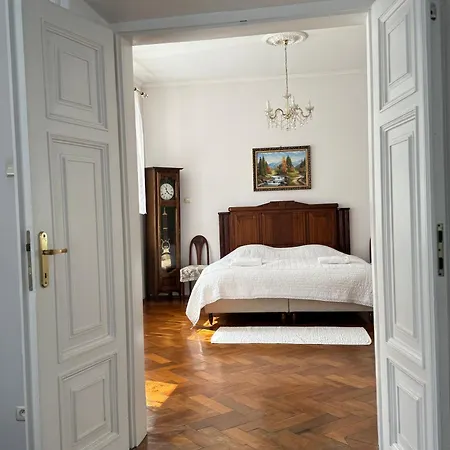 Bellevue Apartment *